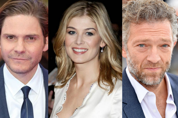 Rosamund Pike , Daniel Bruhl et Vincent Cassel en discussion pour jouer dans le film &lsquo;Entebbe&rsquo;