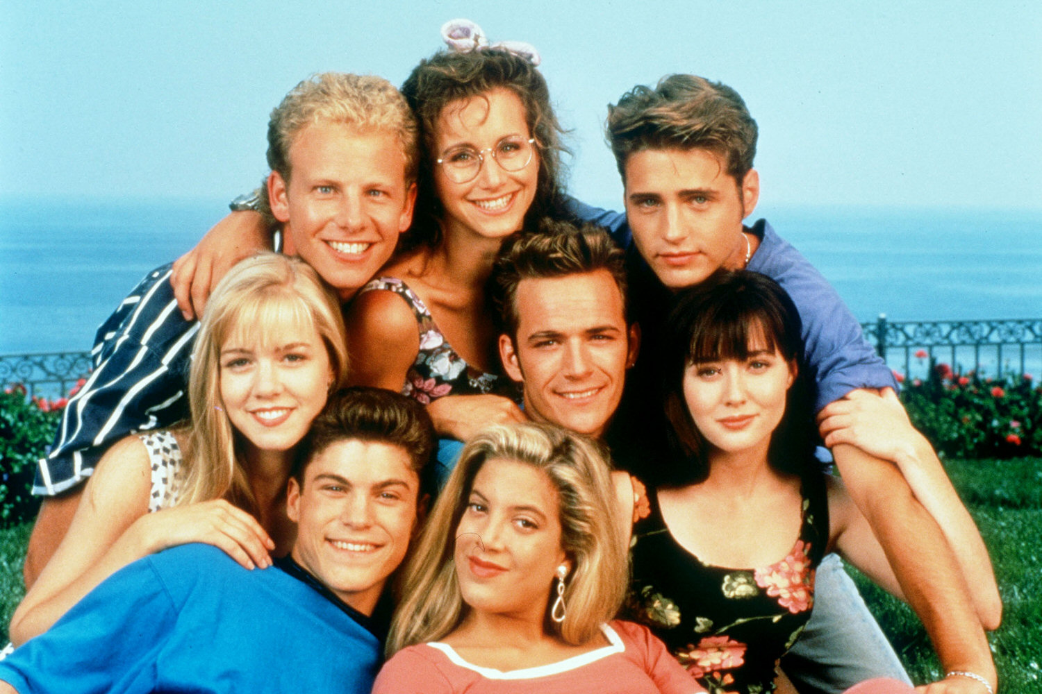 Un revival aux allures de mockumentaire pour Beverly Hills 90210