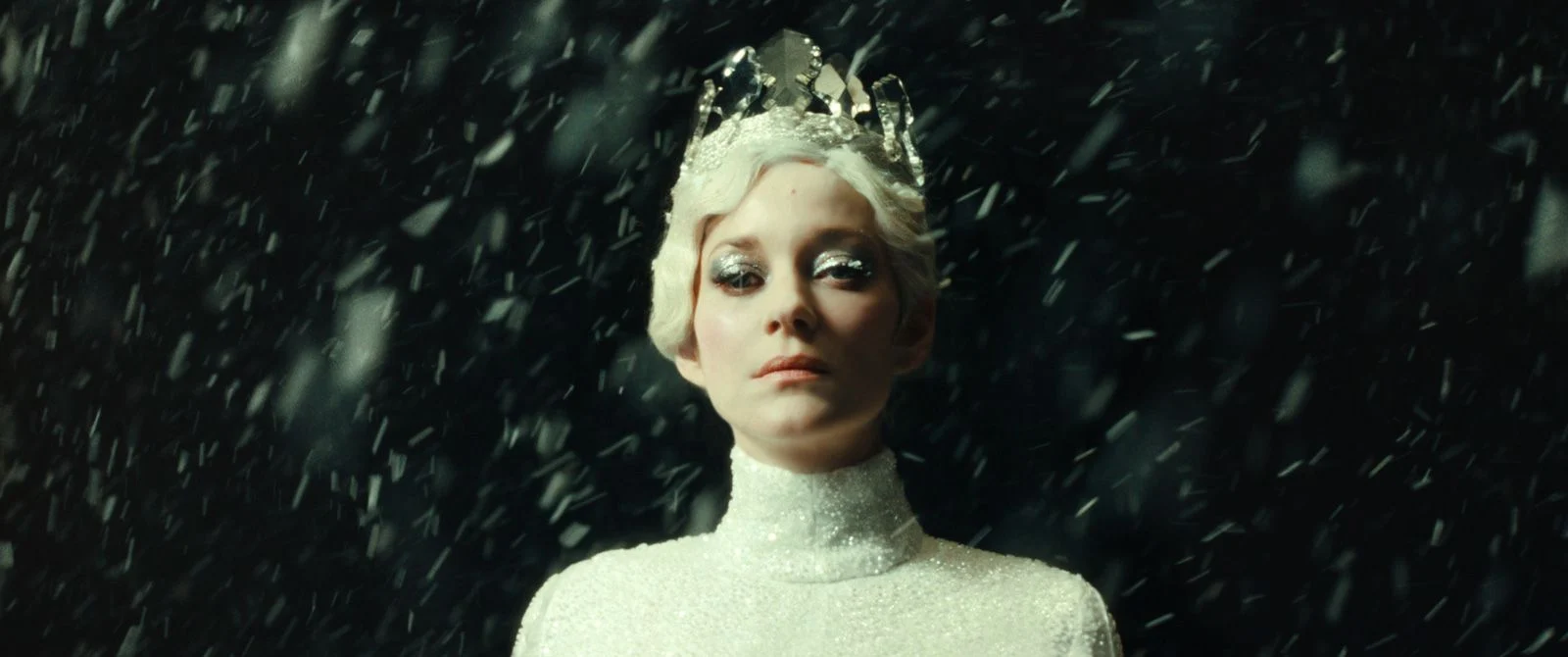 [Cinéma] La Tour de Glace : Lucile Hadzihalilovic et Marion Cotillard revisitent le mythe de La Reine des Neiges