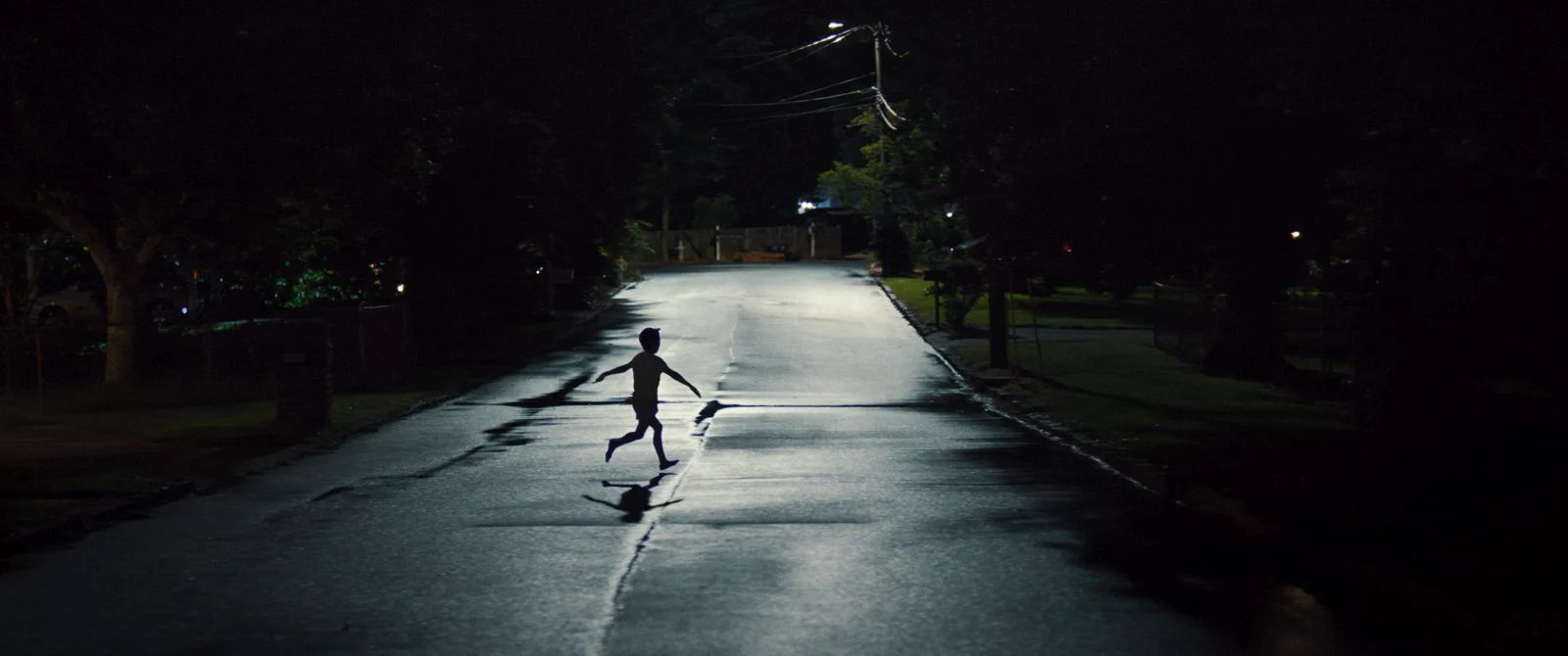 [Cinéma] Zach Cregger poursuit son exploration du genre horrifique avec Évanouis (Weapons)